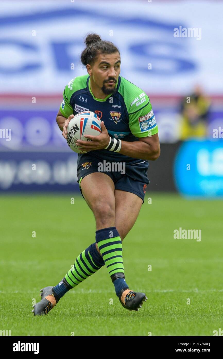 Wigan, Großbritannien. Juli 2021. Ashton Golding (1) von Huddersfield Giants läuft am 7/11/2021 in Wigan, Großbritannien, mit dem Ball. (Foto von Simon Whitehead/News Images/Sipa USA) Quelle: SIPA USA/Alamy Live News Stockfoto