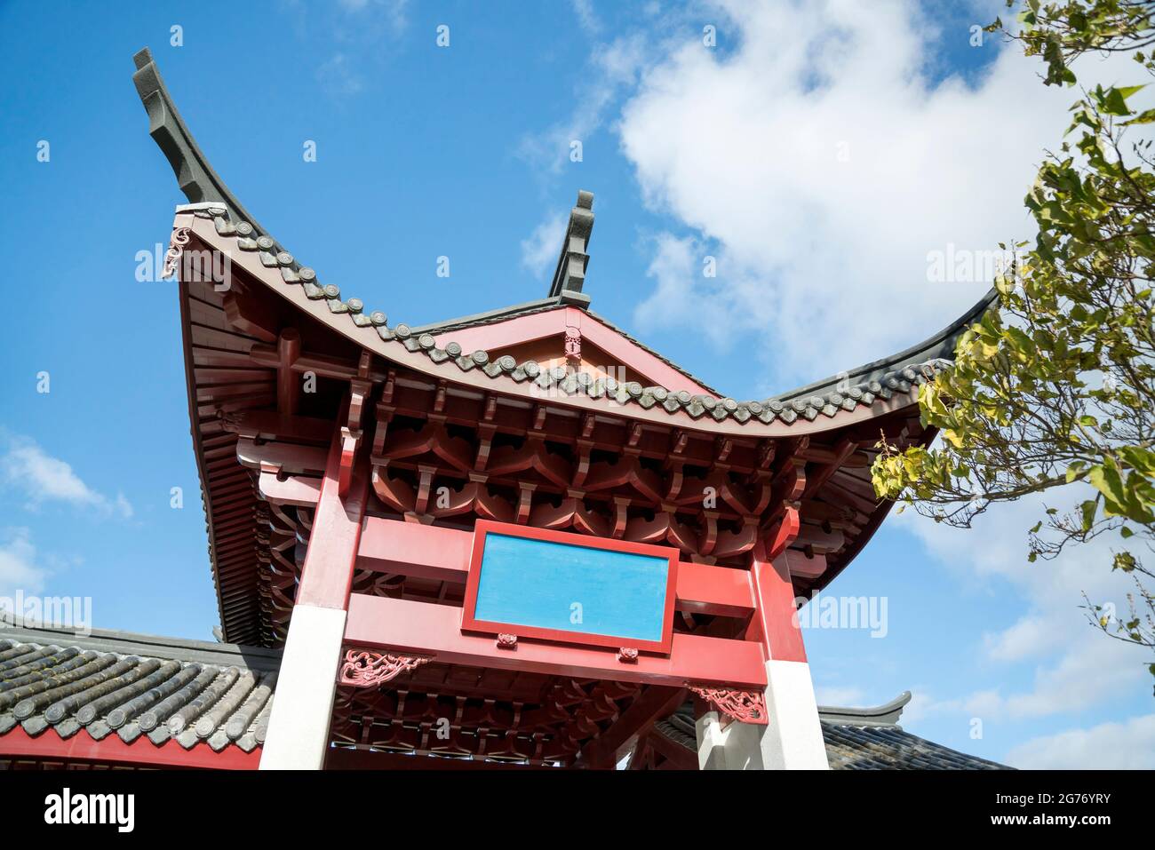Alte dacharchitektur im chinesischen Stil mit Blick auf den klaren blauen Himmel in Tacoma, Washington Stockfoto