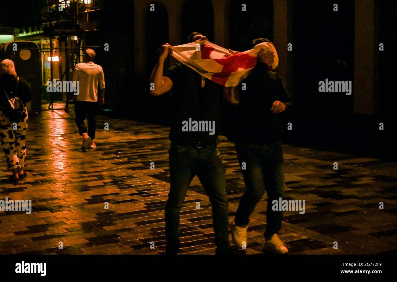 Brighton UK 11. Juli 2021 - England Fußballfans gehen nach Brighton, nachdem sie die Niederlage gegen Italien im FINALE DER EURO 2020 gesehen haben : Credit Simon Dack / Alamy Live News Stockfoto