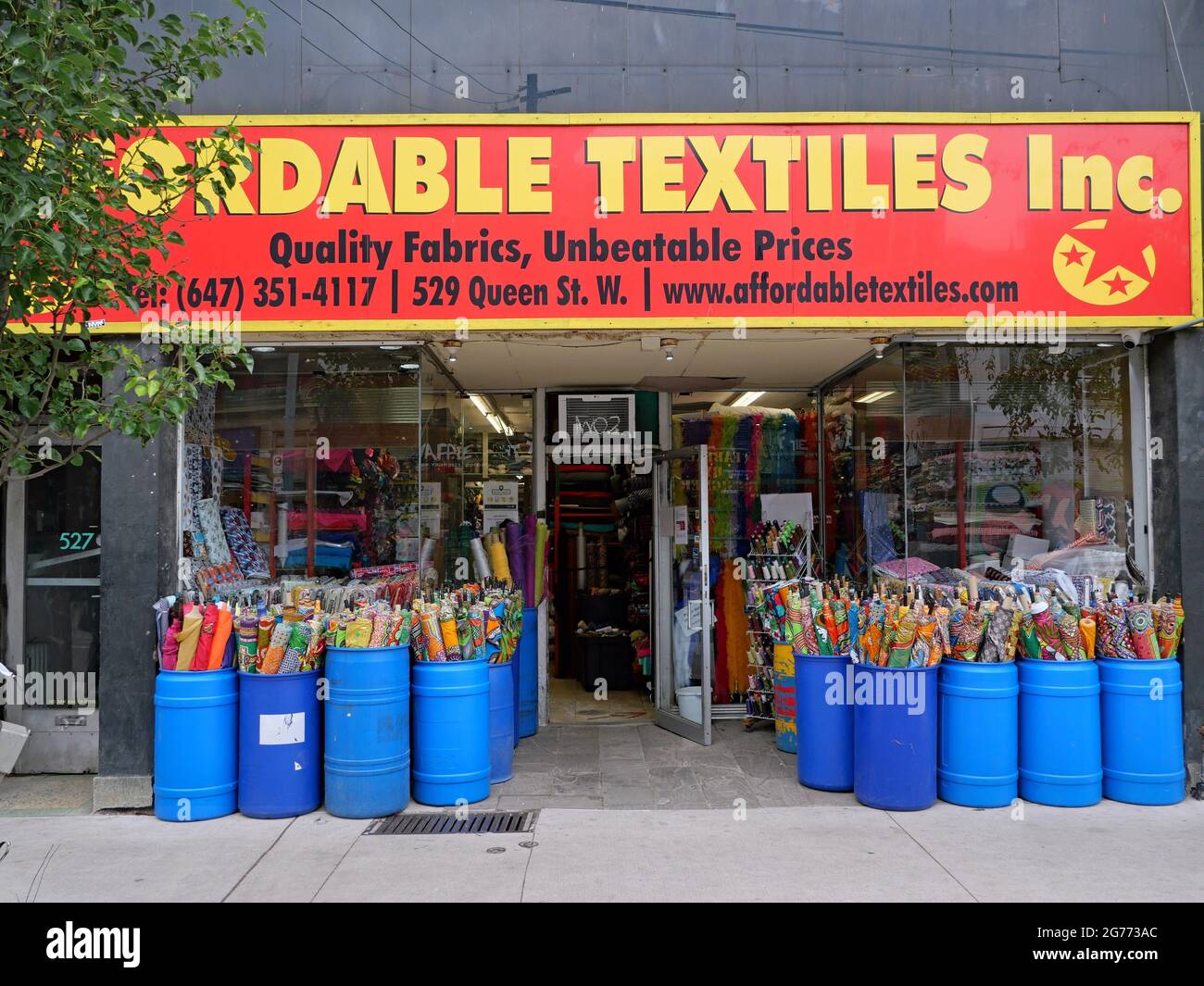 Altmodisches Textilgeschäft mit seinen Waren im Freien, in einem künstlerischen Viertel der Innenstadt von Toronto Stockfoto