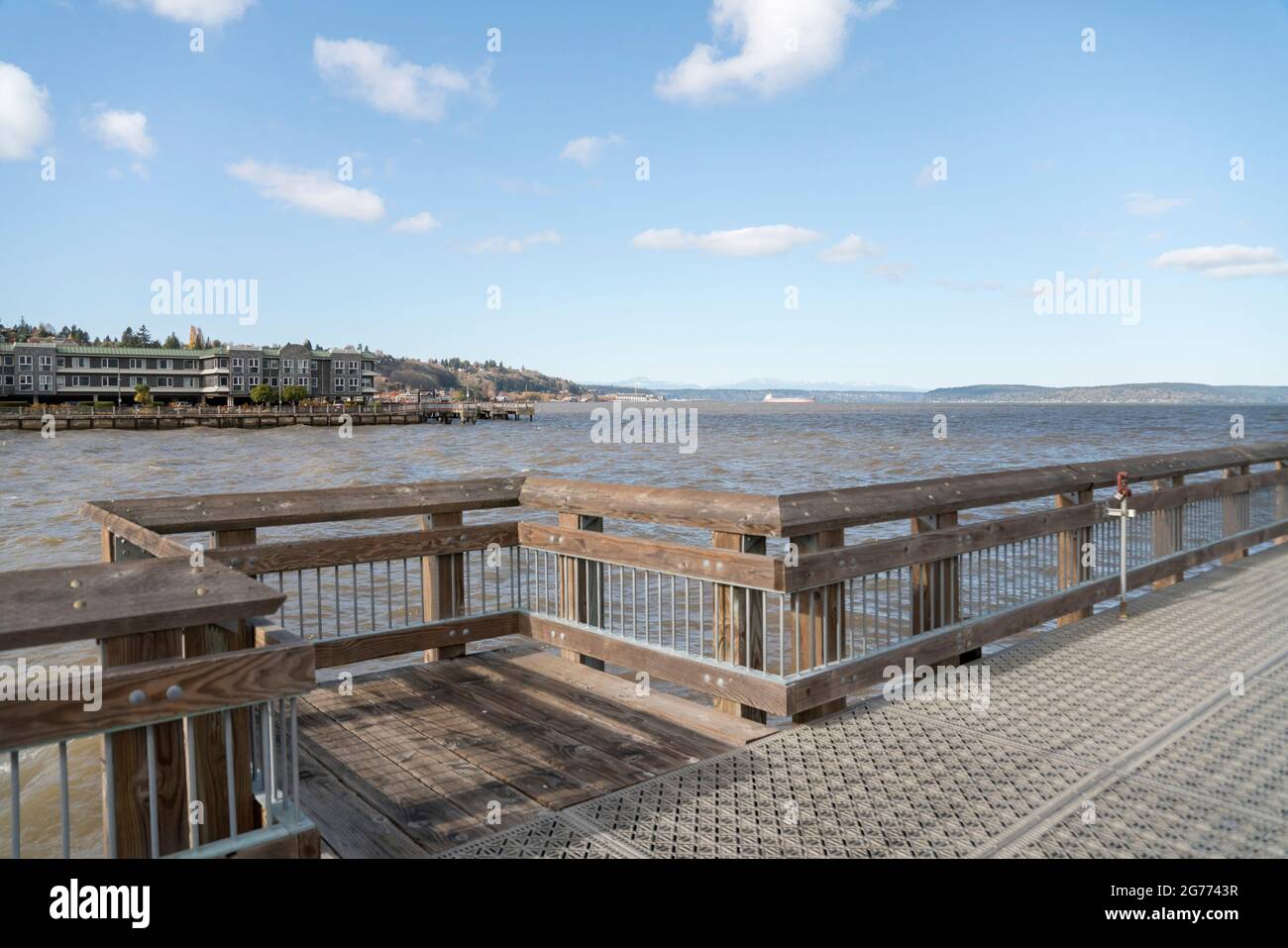 Aussichtsplattform auf einem Dock am Tacoma Waterfront in Washington Stockfoto