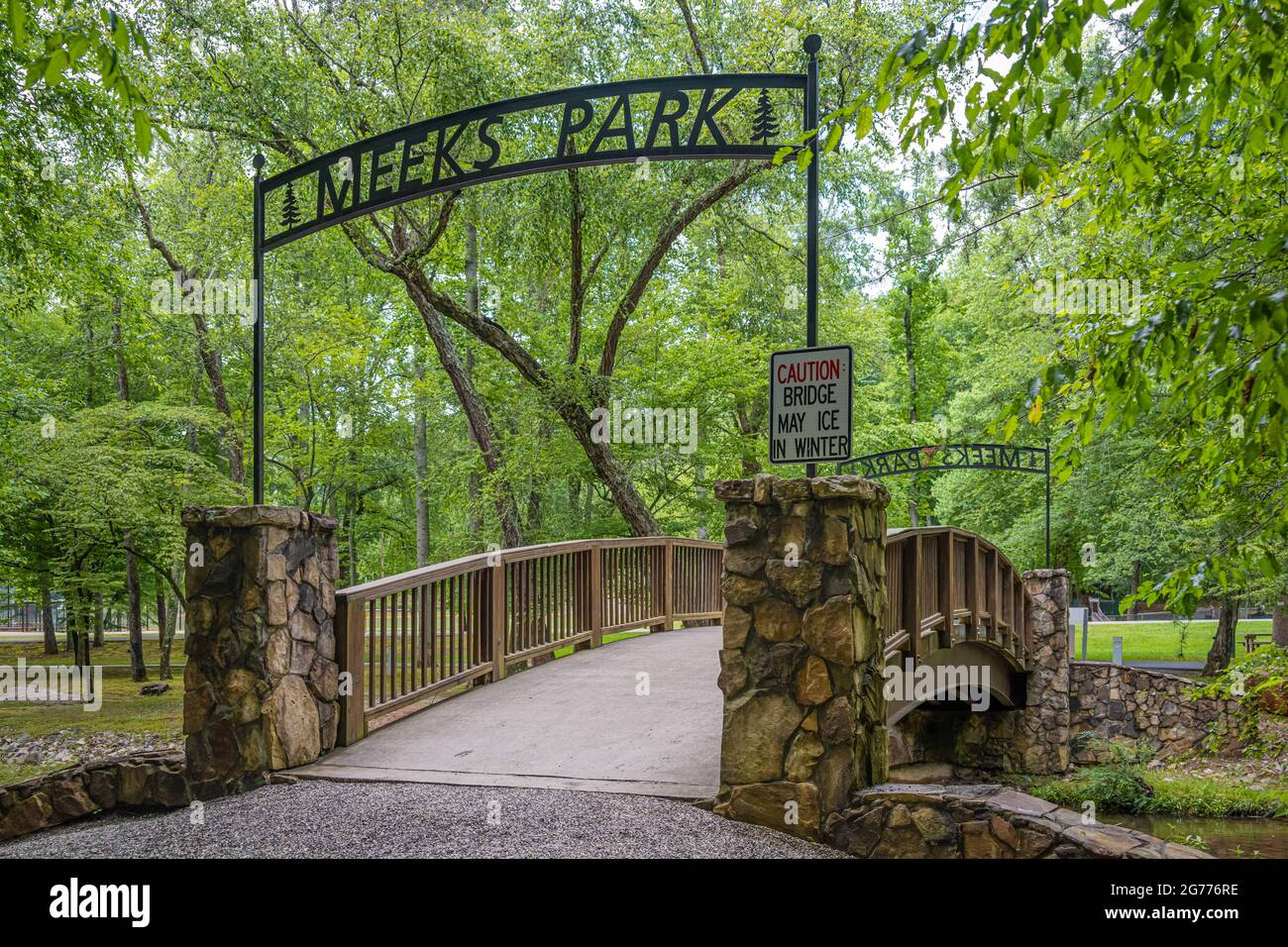 Fußgängerbrücke über einen Bergbach im Meeks Park in Blairsville, Georgia. (USA) Stockfoto