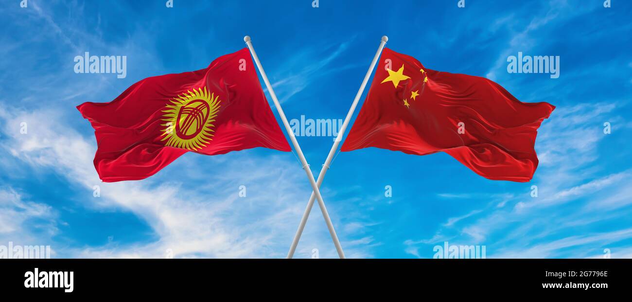 Flaggen von China und Kirgisistan winken im Wind auf Fahnenmasten gegen den Himmel mit Wolken am sonnigen Tag. Symbolisieren Beziehung, Dialog zwischen zwei Zählen Stockfoto