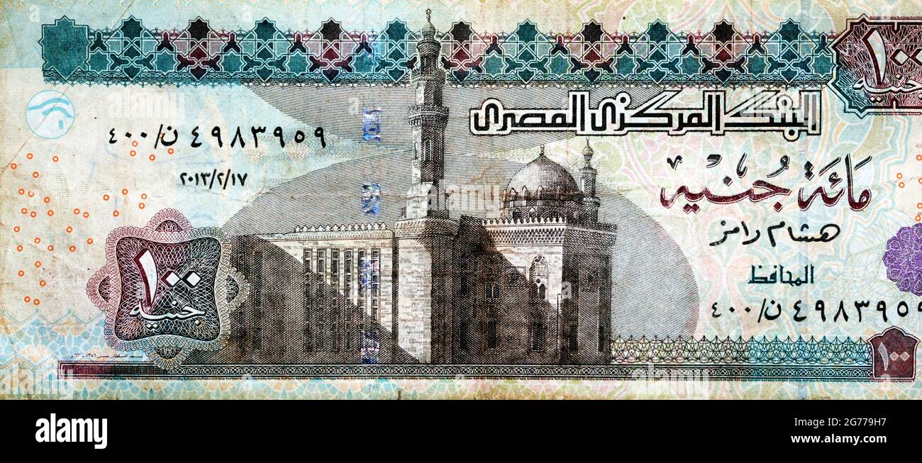Die Vorderseite der Banknote 100 LE One Hundred Egyptian Pounds zeigt die Sultan Hassan Moschee, einen selektiven Schwerpunkt der ägyptischen Geldrechnung Stockfoto
