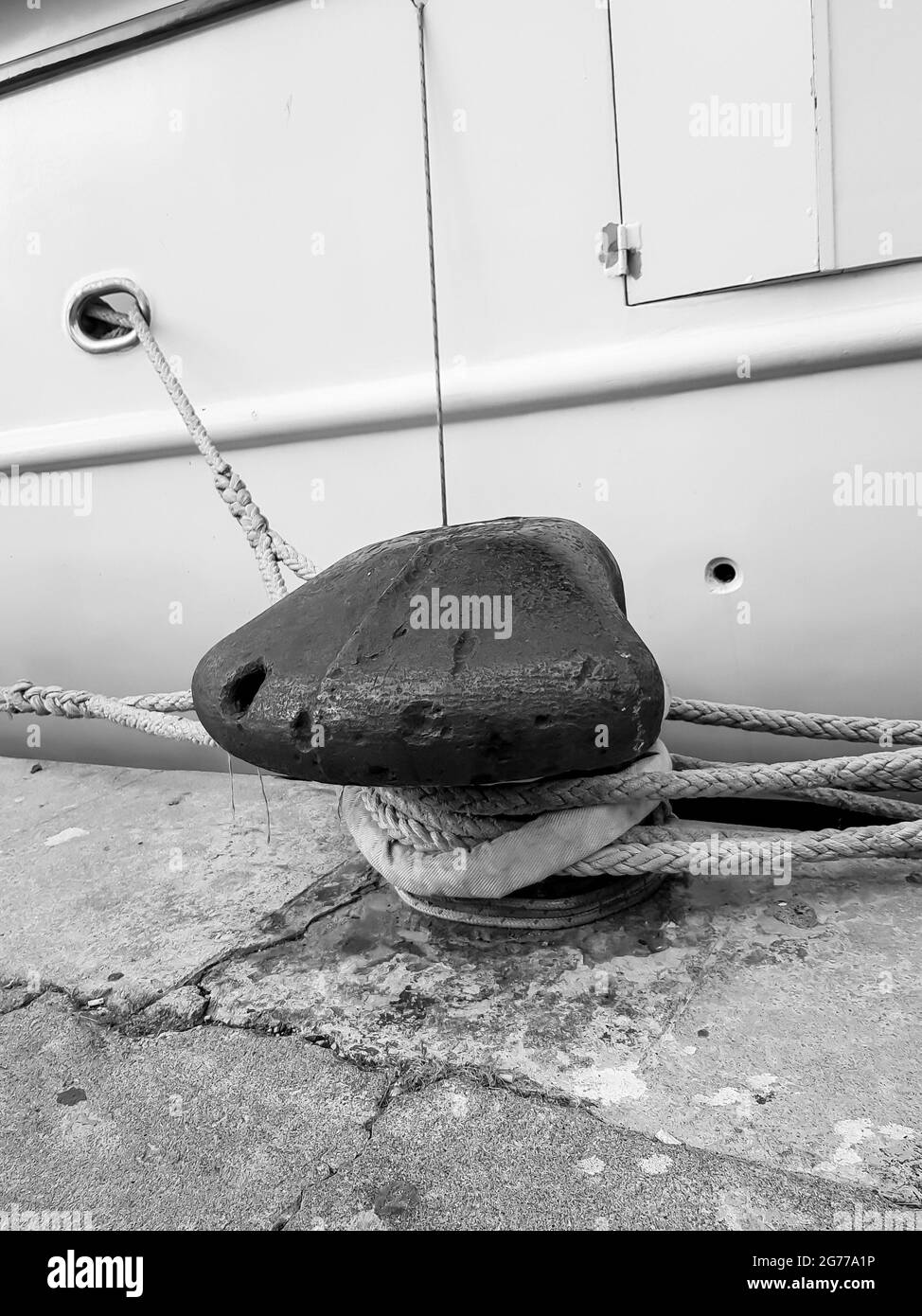 Schwarz-Weiß-Foto von der Anlegestelle am Pier Stockfoto