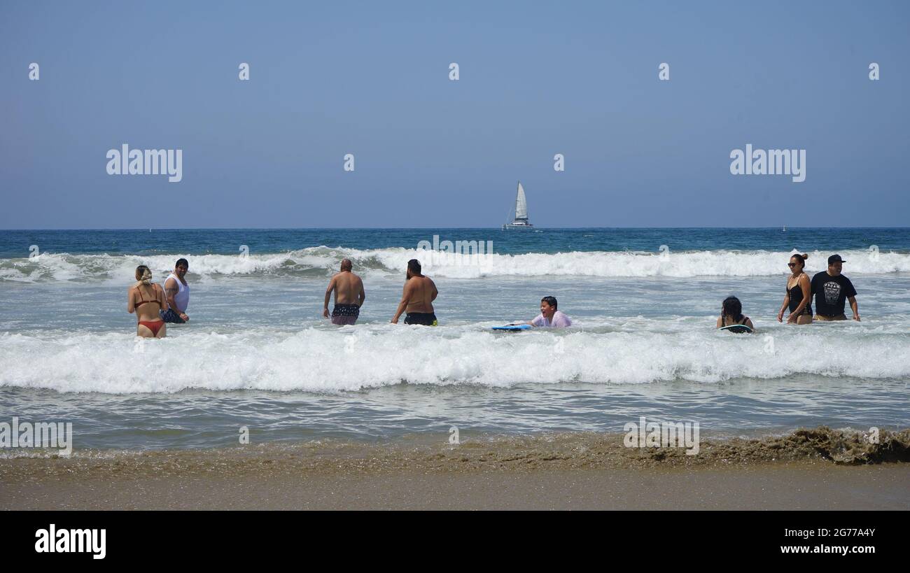 Los Angeles, USA. Juli 2021. Am 11. Juli 2021 kühlen sich die Menschen am Strand von Santa Monica in Los Angeles, Kalifornien, USA, ab. Eine Hitzewelle traf kürzlich Teile der westlichen Vereinigten Staaten. Quelle: Zeng Hui/Xinhua/Alamy Live News Stockfoto