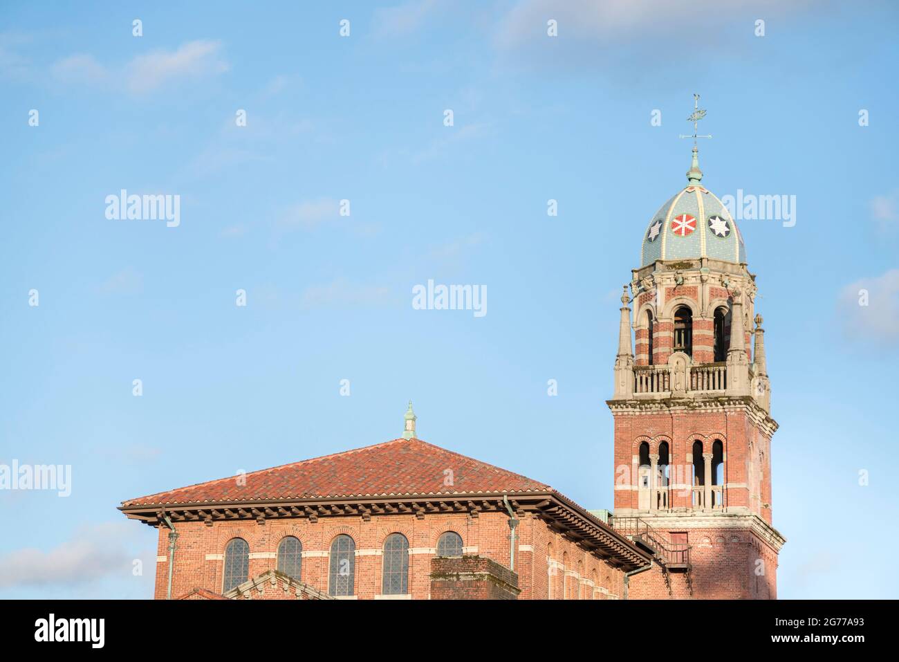 Außenansicht eines Turms auf einem alten Gebäude mit Ziegelsteinen Stockfoto