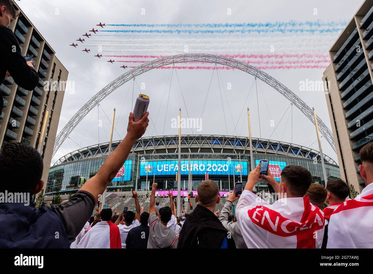 London, Großbritannien. Juli 2021. Rote Pfeile fliegen über das Wembley-Stadion vor dem Spiel Italien gegen England beim EM 2020-Finale. Quelle: Joao Daniel Pereira Quelle: João Daniel Pereira/Alamy Live News Stockfoto