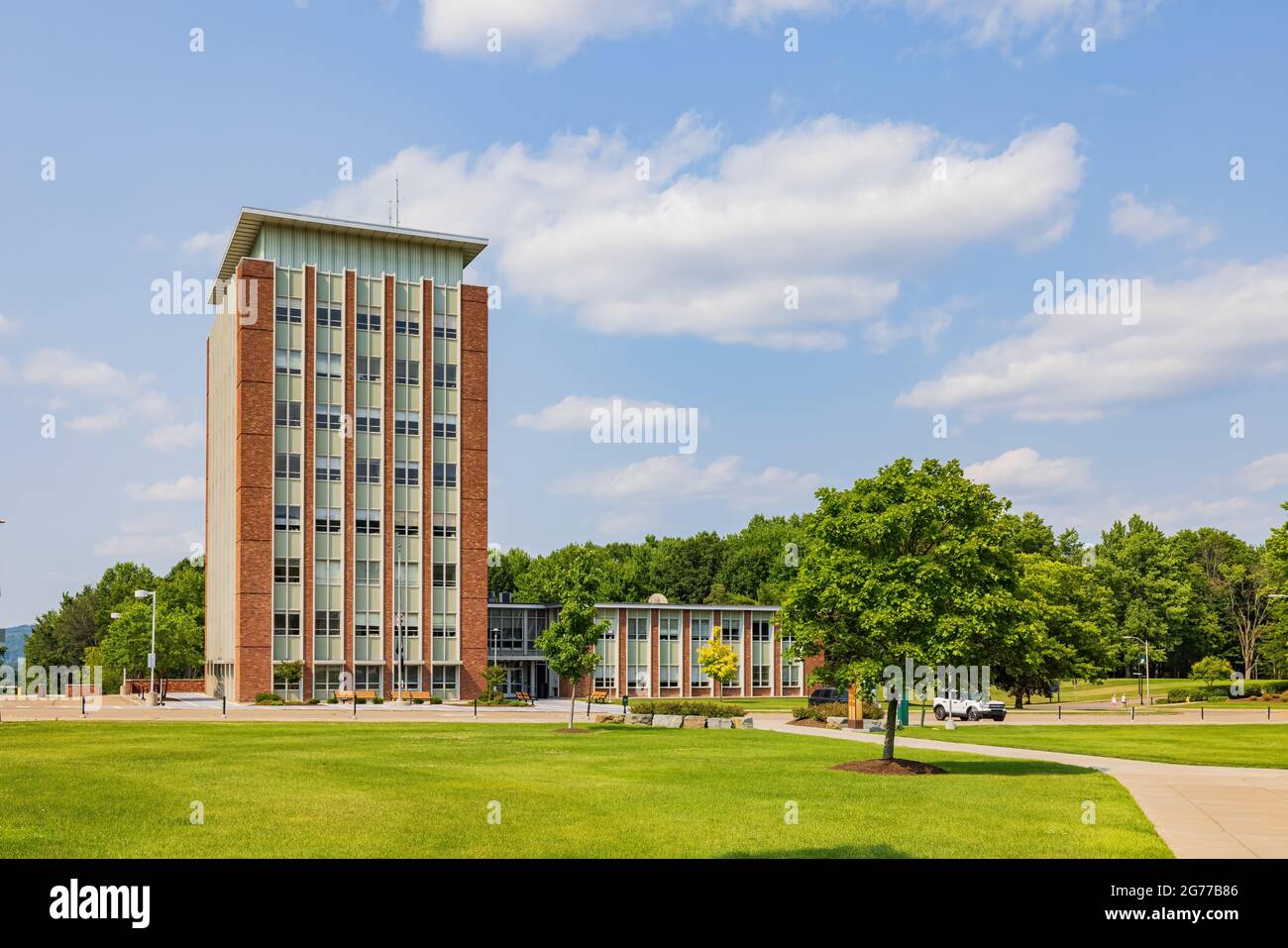 Sonniger Blick auf die berühmte Binghamton University in New York Stockfoto