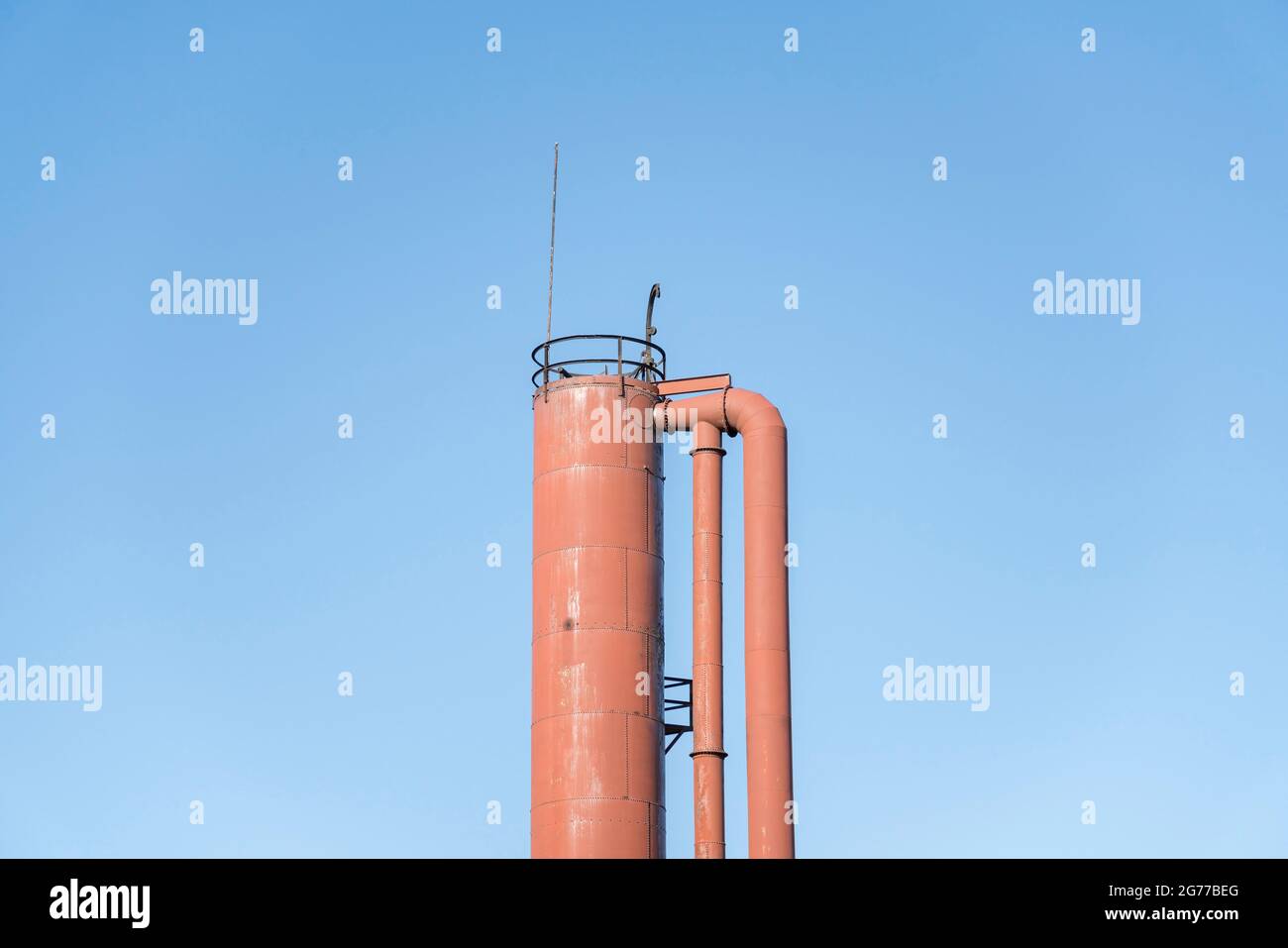 Spitze eines Zylinderturms mit Rohren gegen einen klaren blauen Himmel in Tacoma, Washington Stockfoto