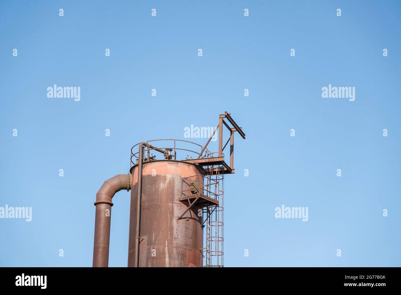 Oberseite eines rostigen Zylinderturms mit Rohr in Tacoma, Washington Stockfoto
