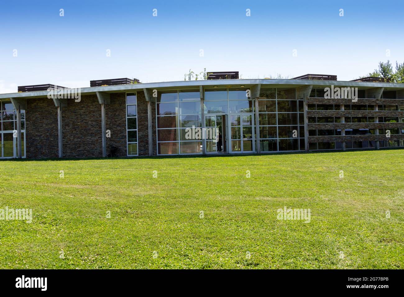 Art Omi ist ein kreatives Zentrum mit Ausstellungsräumen und farbenfrohen, avantgardistischen Skulpturen auf einem großen, grünen Gelände. Stockfoto