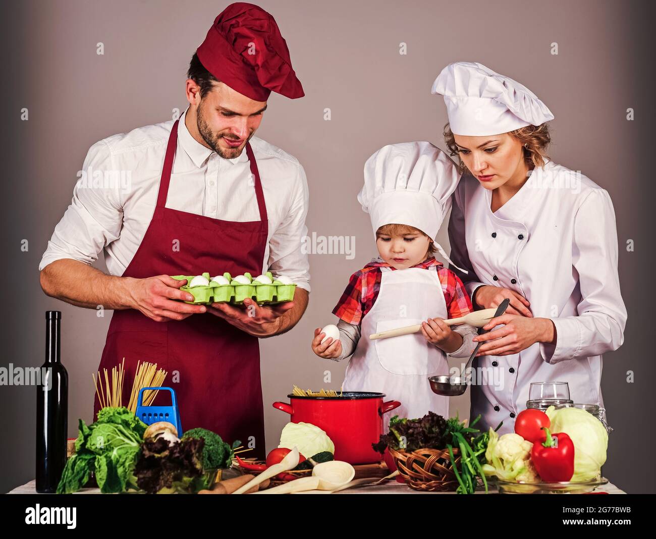 Familienleben. Vater Mutter und Sohn kochen zusammen in der Küche. Gesunde Ernährung zu Hause. Stockfoto