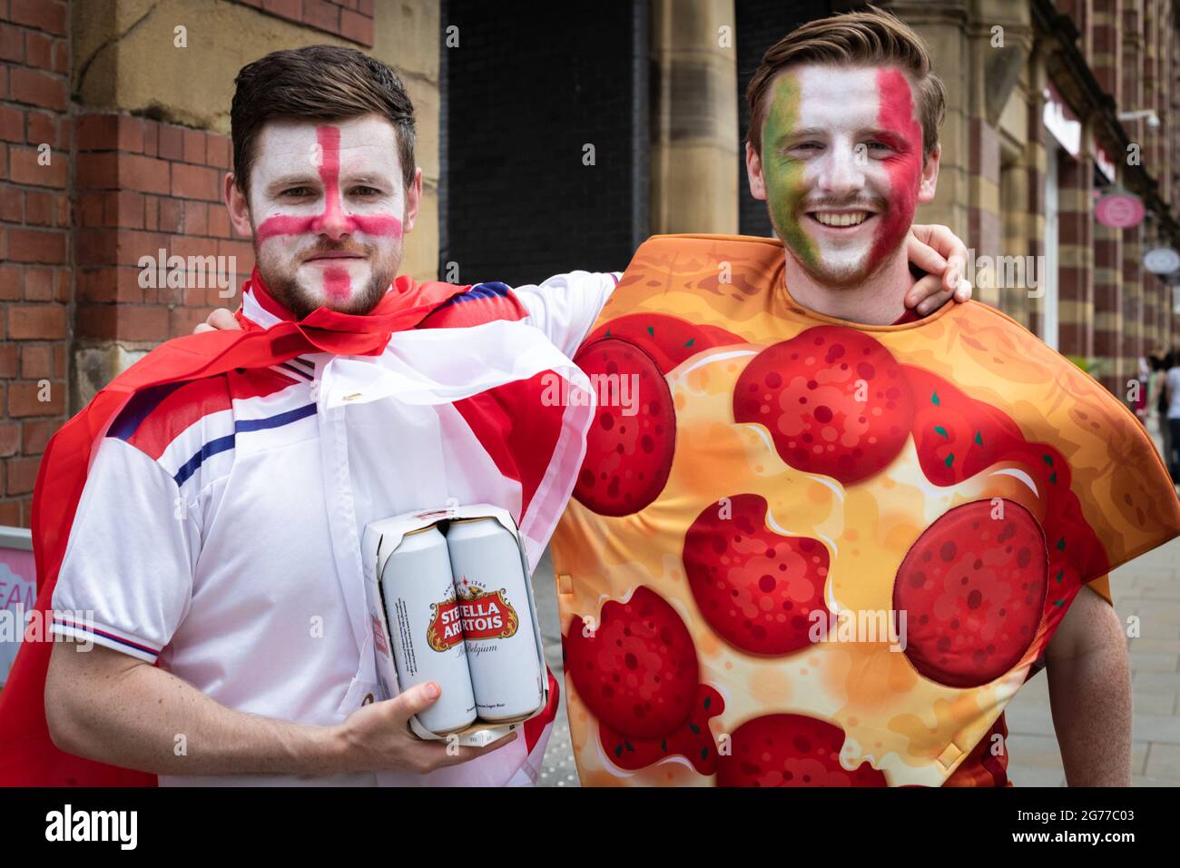 Manchester, Großbritannien. Juli 2021. Englische und italienische Fußballfans schauen sich das EM 2020-Finale an, bei dem England Italien spielt. ÊÊAndy Barton/Alamy Live News Credit: Andy Barton/Alamy Live News Stockfoto