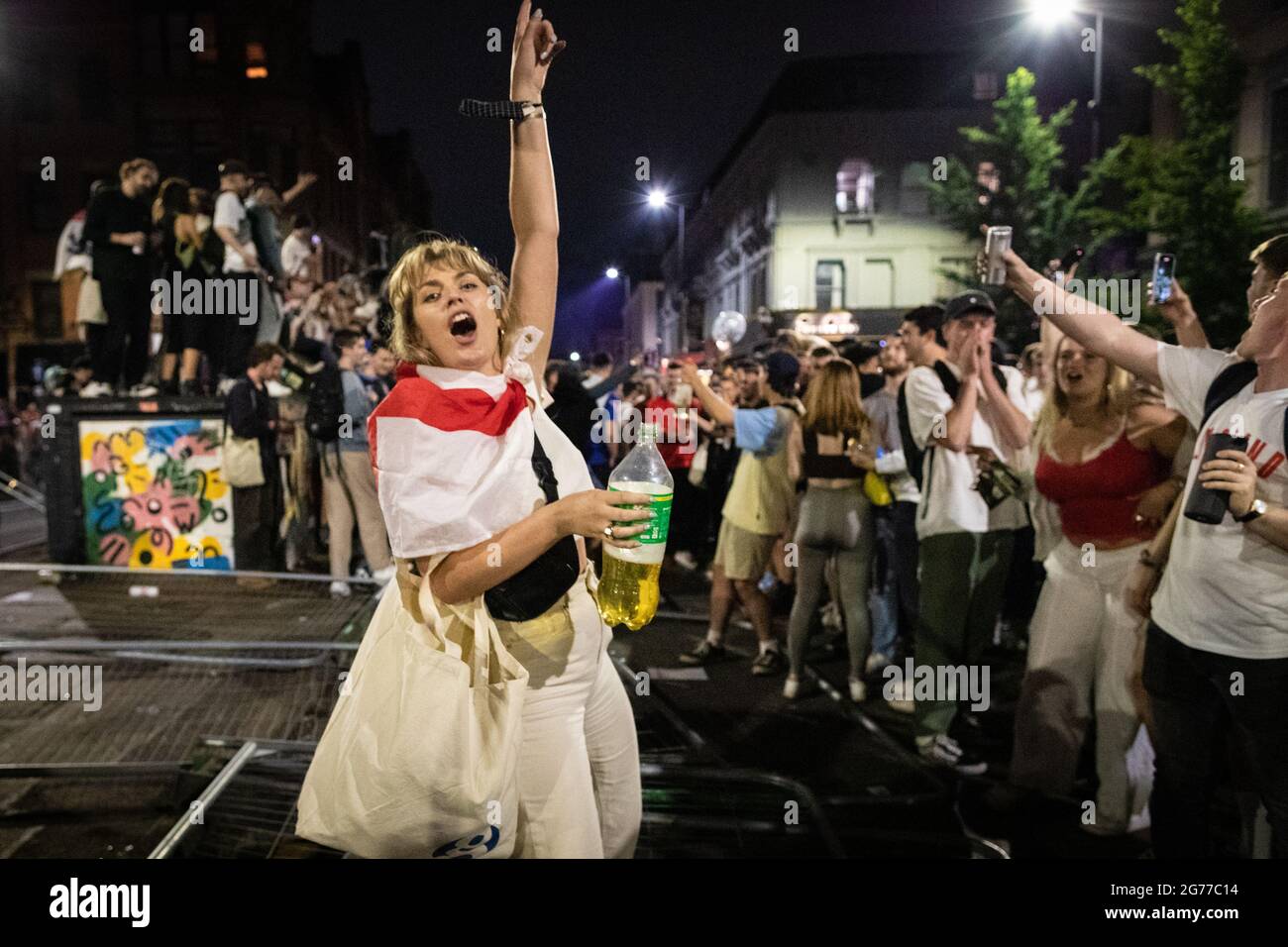 Manchester, Großbritannien. Juli 2021. Ein Fußballfan feiert unabhängig davon, ob er im Finale der Euro2020 gegen Italien verliert. ÊAndy Barton/Alamy Live News Credit: Andy Barton/Alamy Live News Stockfoto