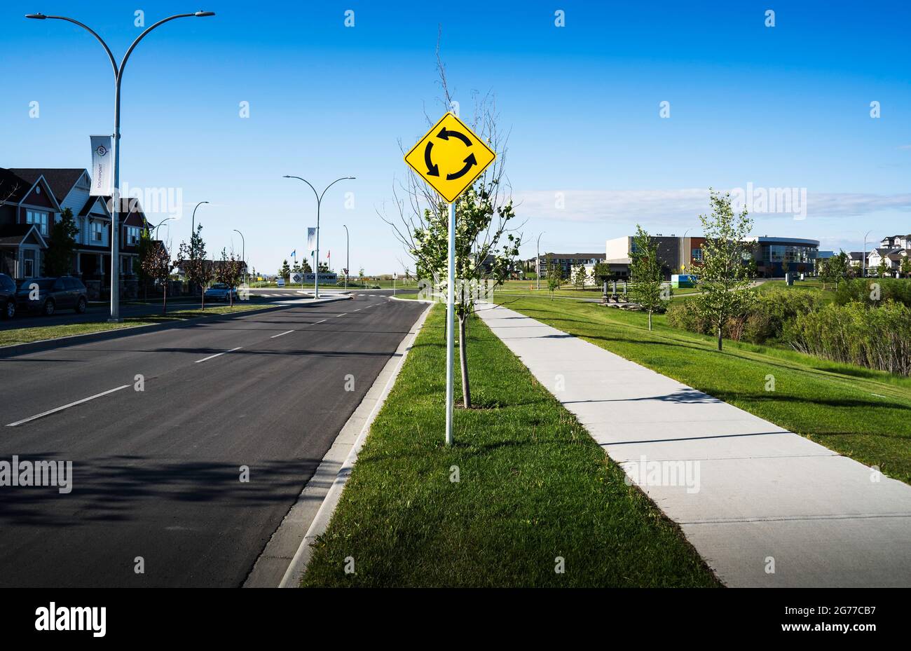 Ein Rundum-Schild für einen Verkehrskreis in einer neuen Gemeinde in Airdrie, Alberta, Kanada. Stockfoto