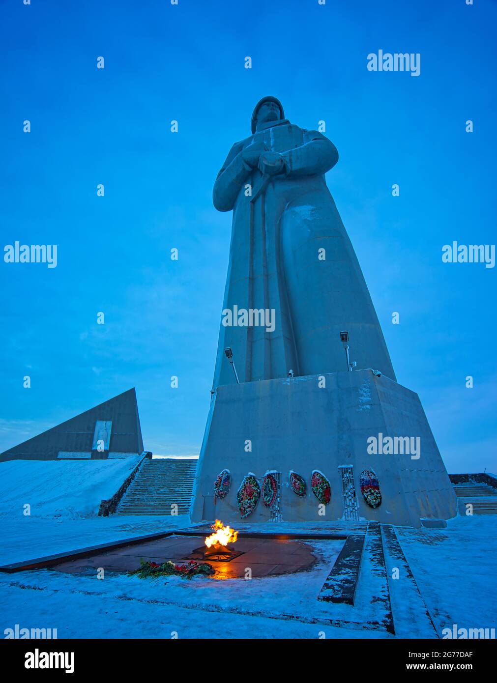 Die Verteidiger der sowjetischen Arktis während des Großen Vaterländischen Krieges. Murmansk, Russland. Die Statue ist von einem Soldaten in einem Mantel mit einem Maschinengewehr slugt Stockfoto