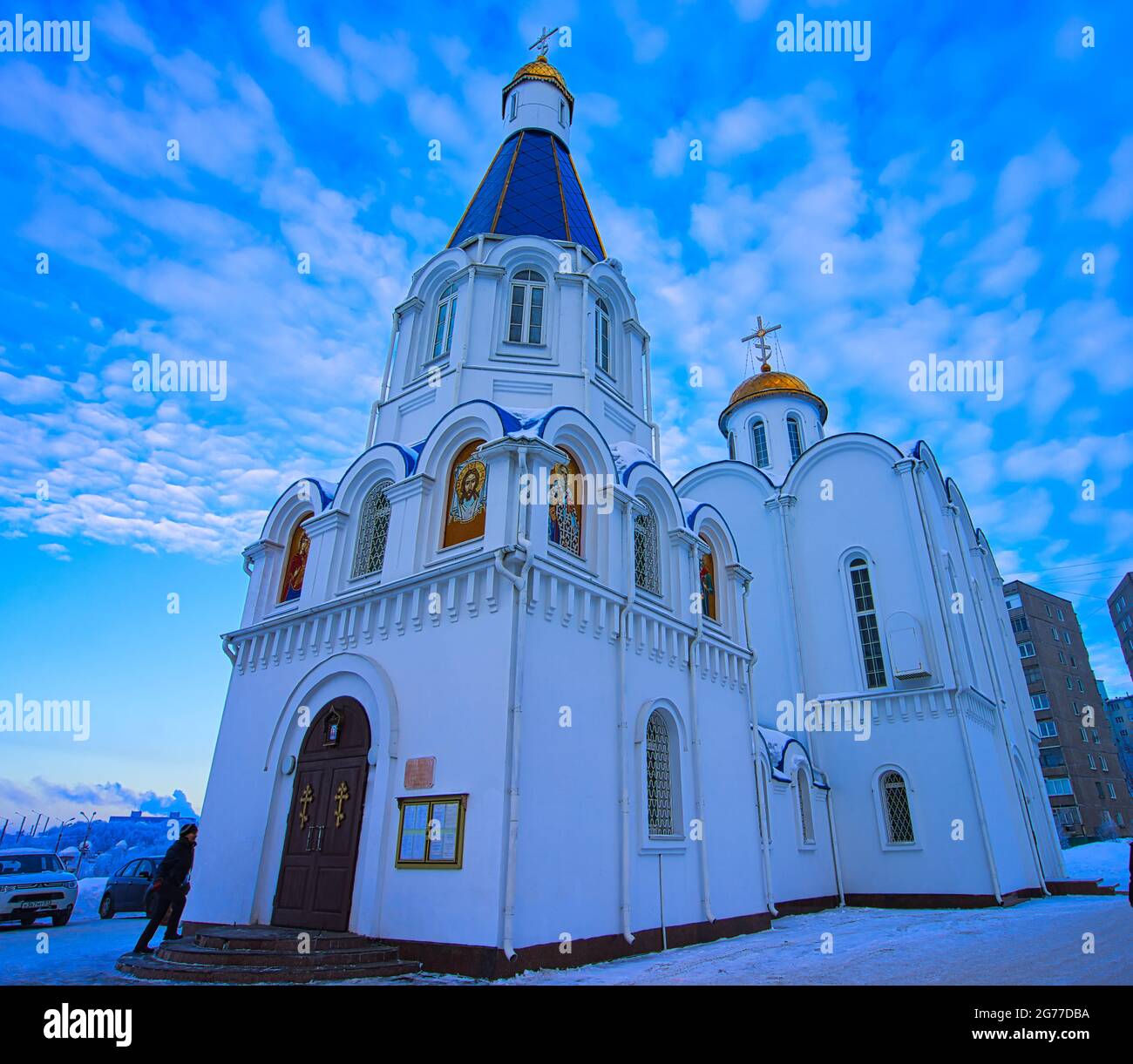 Das Denkmal für das nukleare U-Boot der Kursk. Murmansk, Russland. Denkmal für die tapferen Soldaten, die bei der Katastrophe ums Leben kamen. Schnee und Kirche. März 20 Stockfoto