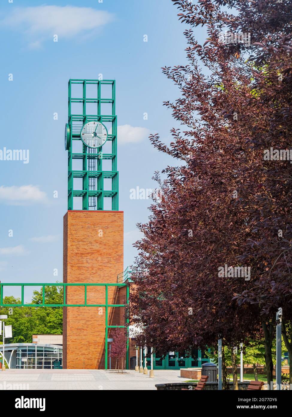 Sonniger Blick auf die berühmte Binghamton University in New York Stockfoto