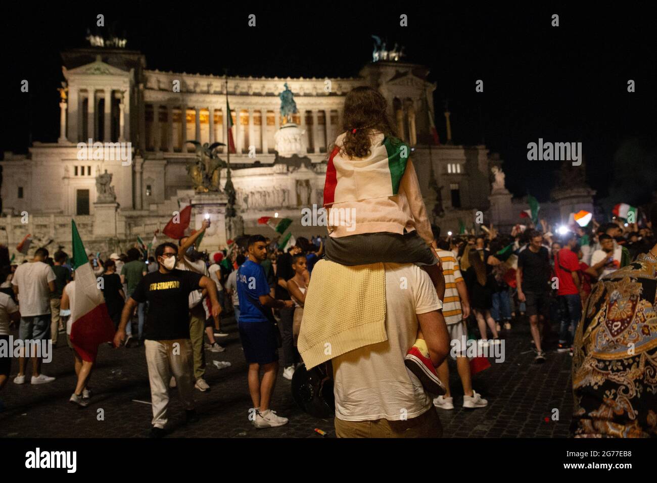 Rom, Italien. Juli 2021. Italienische Fans feiern den Sieg der italienischen Fußballnationalmannschaft auf dem Venedig-Platz in Rom (Foto: Matteo Nardone/Pacific Press) Quelle: Pacific Press Media Production Corp./Alamy Live News Stockfoto