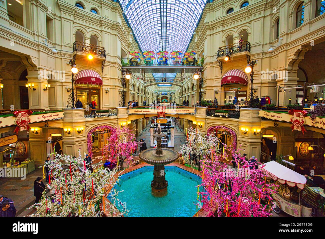 Blick auf die Galerien die Etagen des State Department Stores. Das GUMMI ist das große Geschäft gegenüber dem Roten Platz. Moskauer Handelszentrum. März 2017. Stockfoto