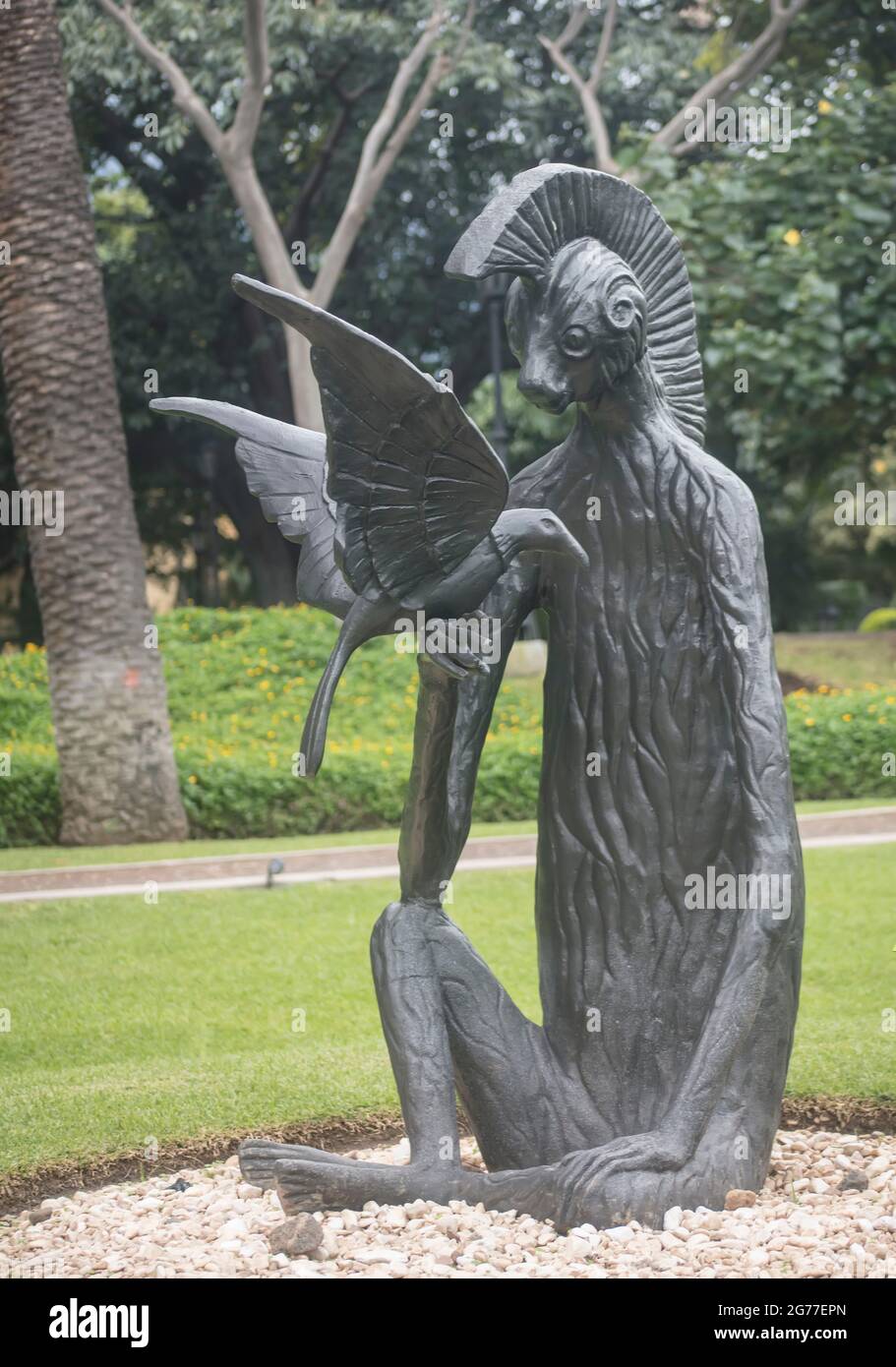 Bronzeskulptur El Nahual del Mono von Leonora Carrington in den Gärten