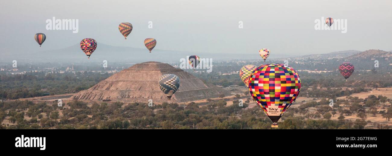 Heißluftballons über der Pyramide der Sonne in Teotihuacan, Mexiko Stockfoto