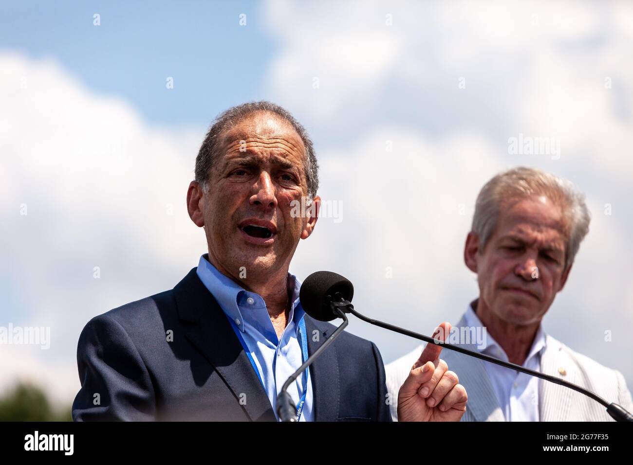 Washington, DC, USA, 11. Juli 2021. Im Bild: Der ehemalige Repräsentant Ron Klein (D-FL), Vorsitzender des Jewish Democratic Council of America, spricht mit dem ehemaligen Senator Norm Coleman (R-MN) bei der „No Fear Rallye in Solidarity with the Jewish People“ im US-Kapitol in Washington, DC. Die Kundgebung wurde von der Allianz für Israel, dem Jüdischen Nationalfonds, der Anti-Diffamation League und etwa 25 anderen Organisationen gesponsert. Einige Redner förderten den Zionismus, während andere über die Bedrohung durch den Antisemitismus sprachen. Kredit: Allison Bailey / Alamy Live Nachrichten Stockfoto