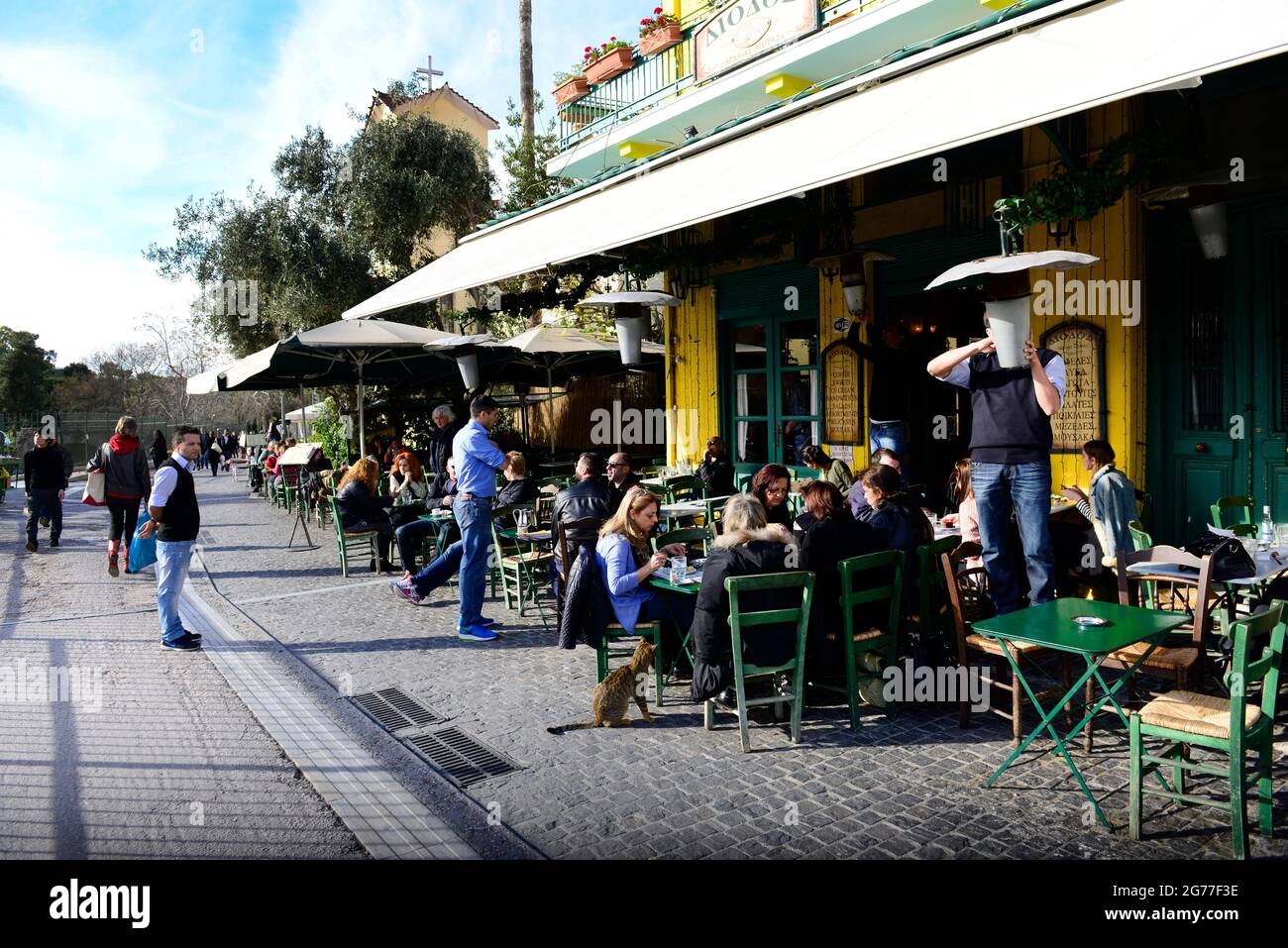Tavernen und Restaurants entlang der Adrianou pdeestrian Street in Monastirakiou, Athen, Griechenland. Stockfoto