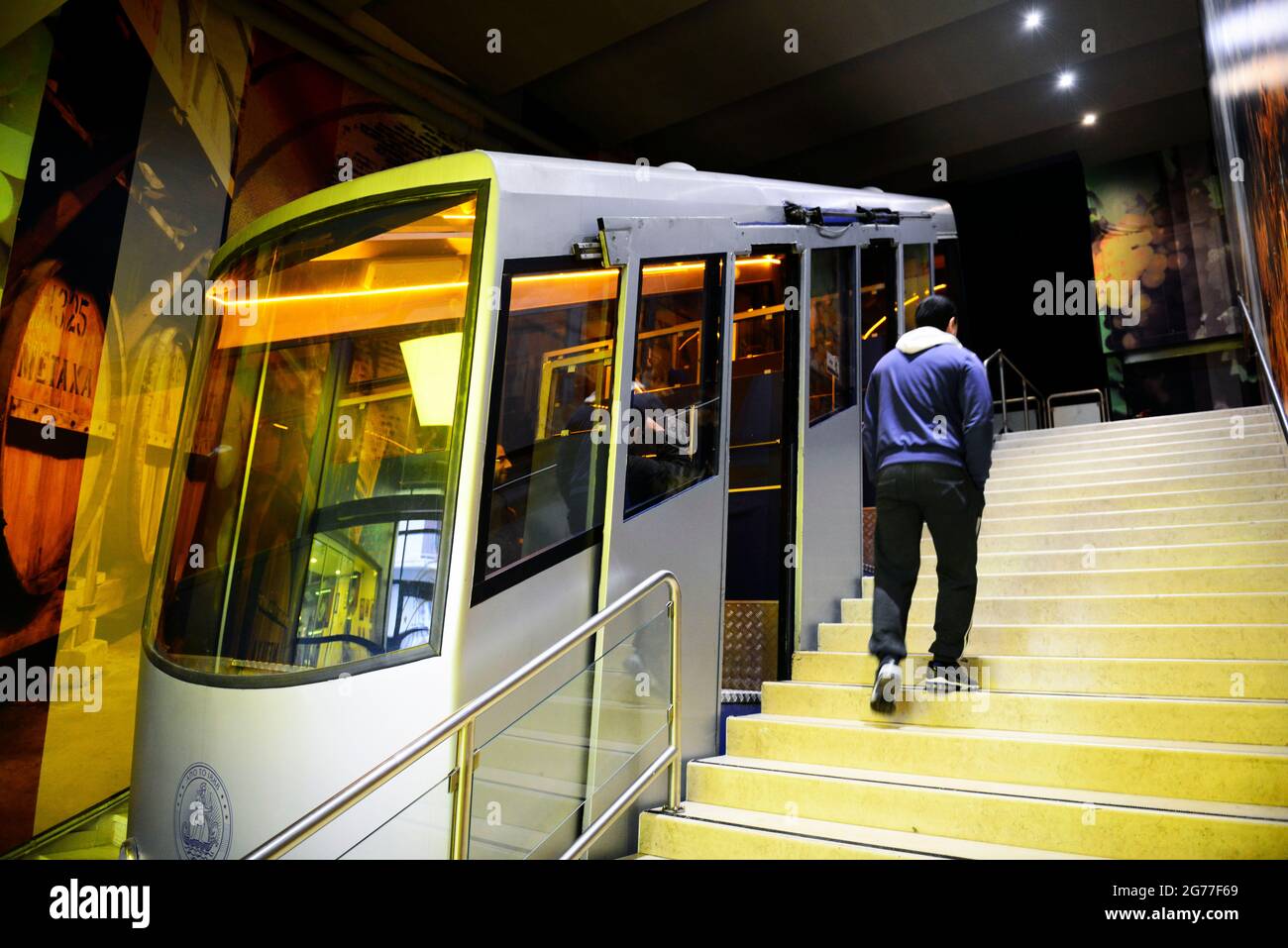 Die Lycabettus Funicular ist eine Standseilbahn zum Gipfel des Lycabettus in Athen, Griechenland. Stockfoto