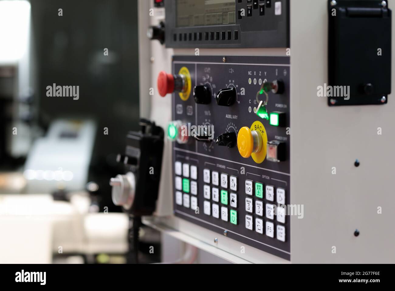 CNC-Bedienfeld der modernen Metallbearbeitungsmaschine. Selektiver Fokus. Stockfoto