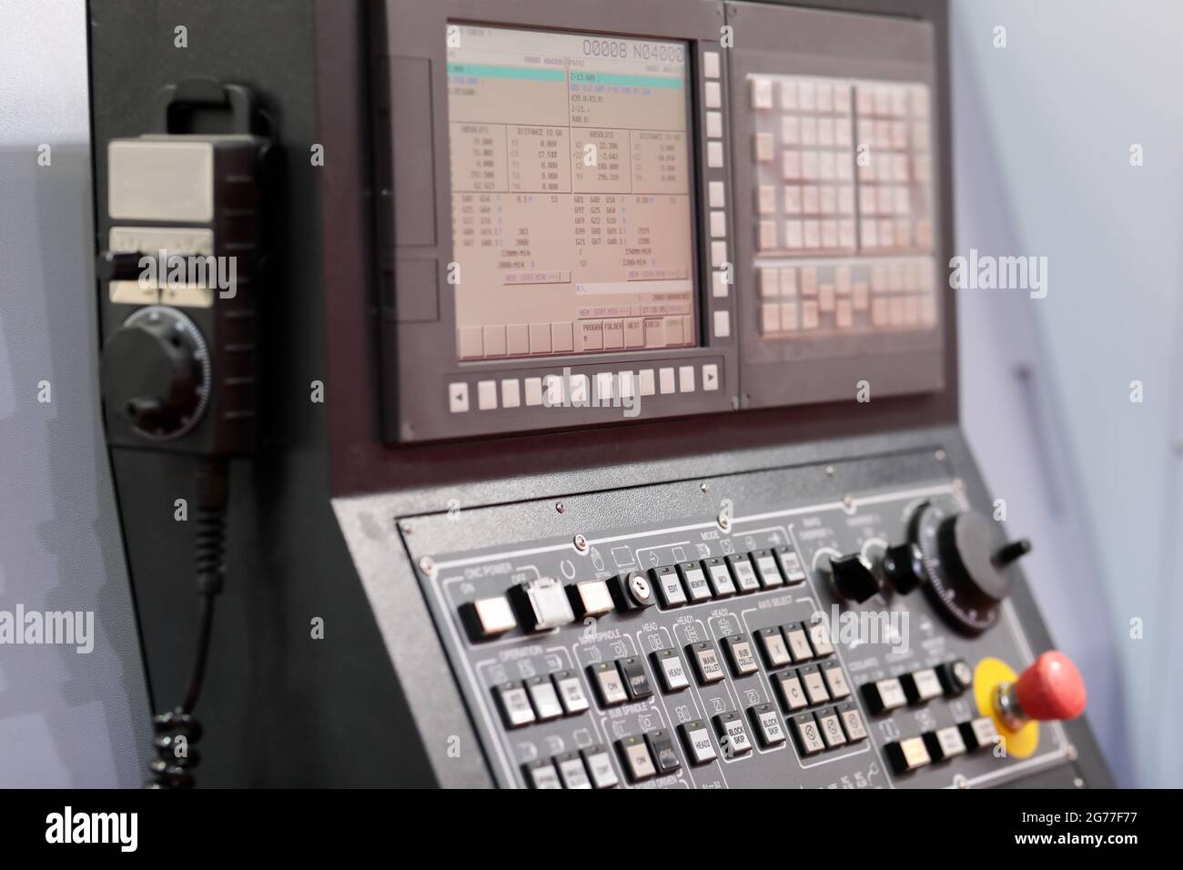 CNC-Drehmaschine Bedienkonsole Nahaufnahme. Selektiver Fokus. Stockfoto
