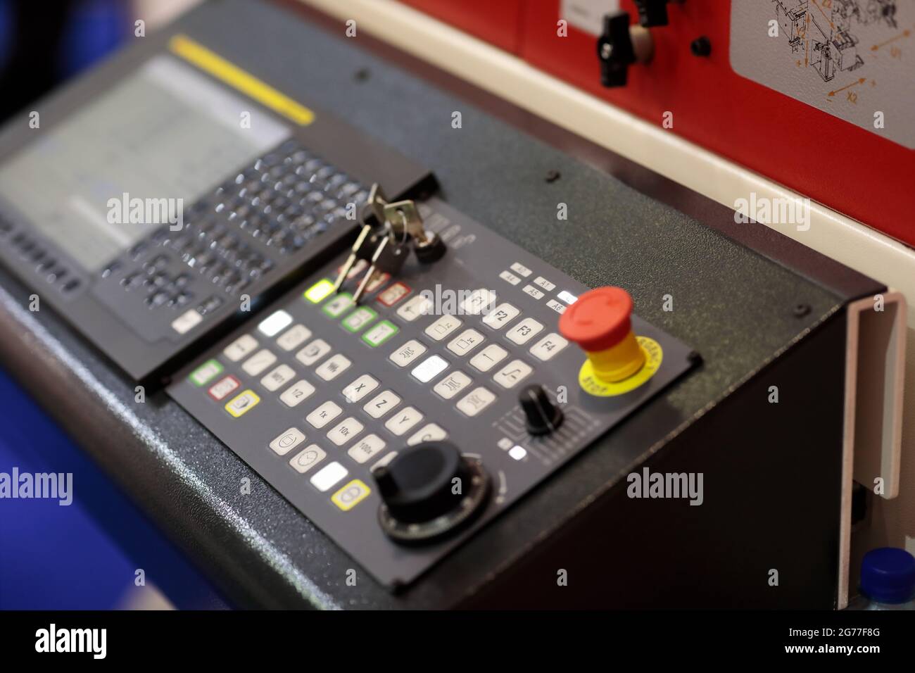 CNC-Drehmaschine Bedienfeld Nahaufnahme. Selektiver Fokus. Stockfoto