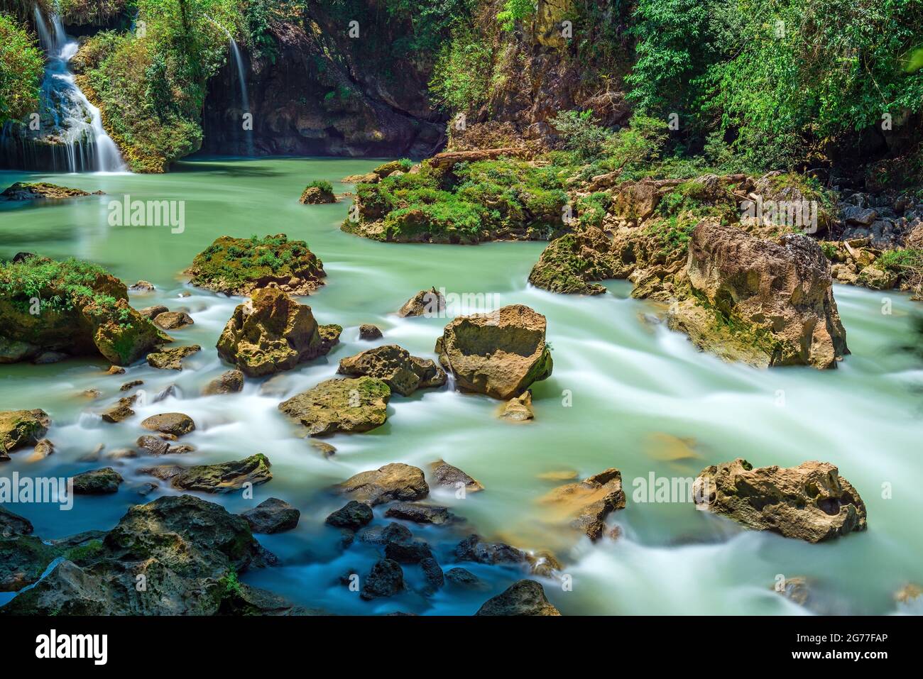 Semuc Champey Kaskaden mit türkisfarbenem Cahabon-Fluss, Lanquin, Guatemala. Stockfoto