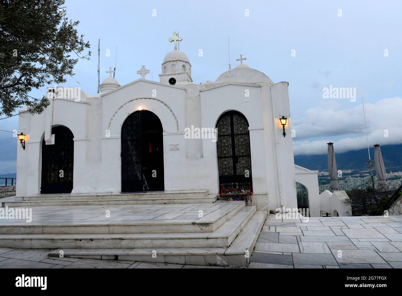 St. George Kapelle auf dem Lycabettus Hügel in Athen, Griechenland. Stockfoto