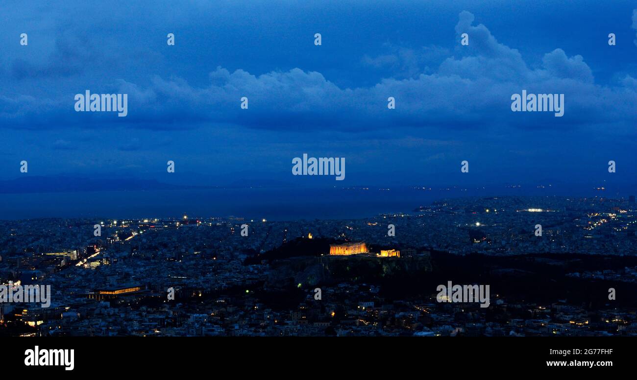 Blick auf die Stadt von der Spitze des Lycabettus-Hügels aus gesehen. Stockfoto