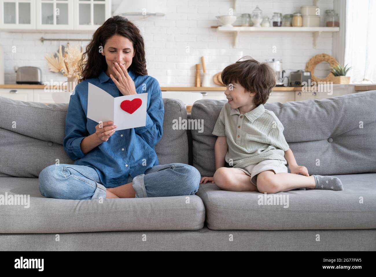 Positive Mutter las Grüße von Karte von Vorschulkinder Sohn am Muttertag oder Geburtstag Veranstaltung gemacht Stockfoto