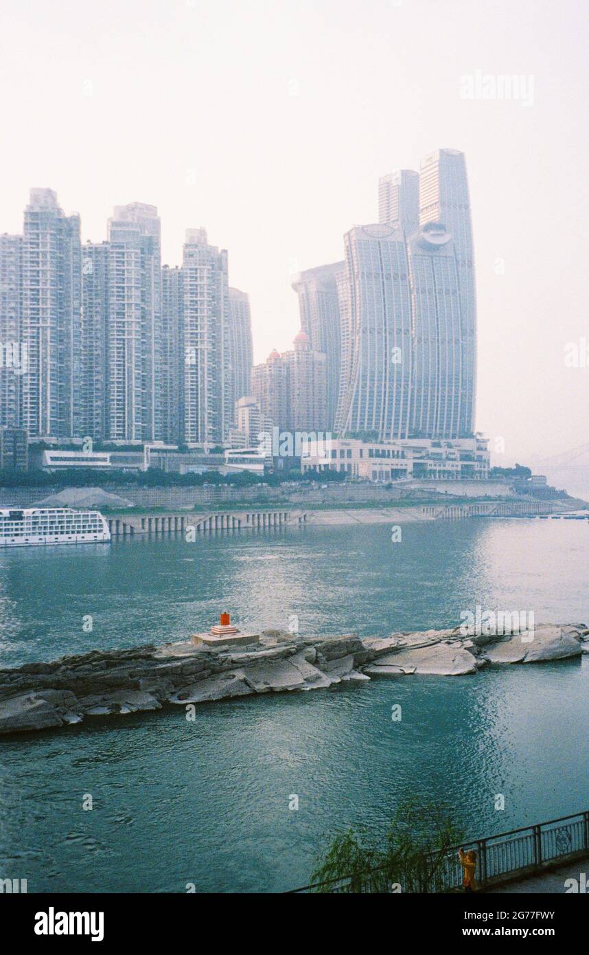 Skyline von Chongqing entlang des Jangtse-Flusses in Chongqing, China. Stockfoto