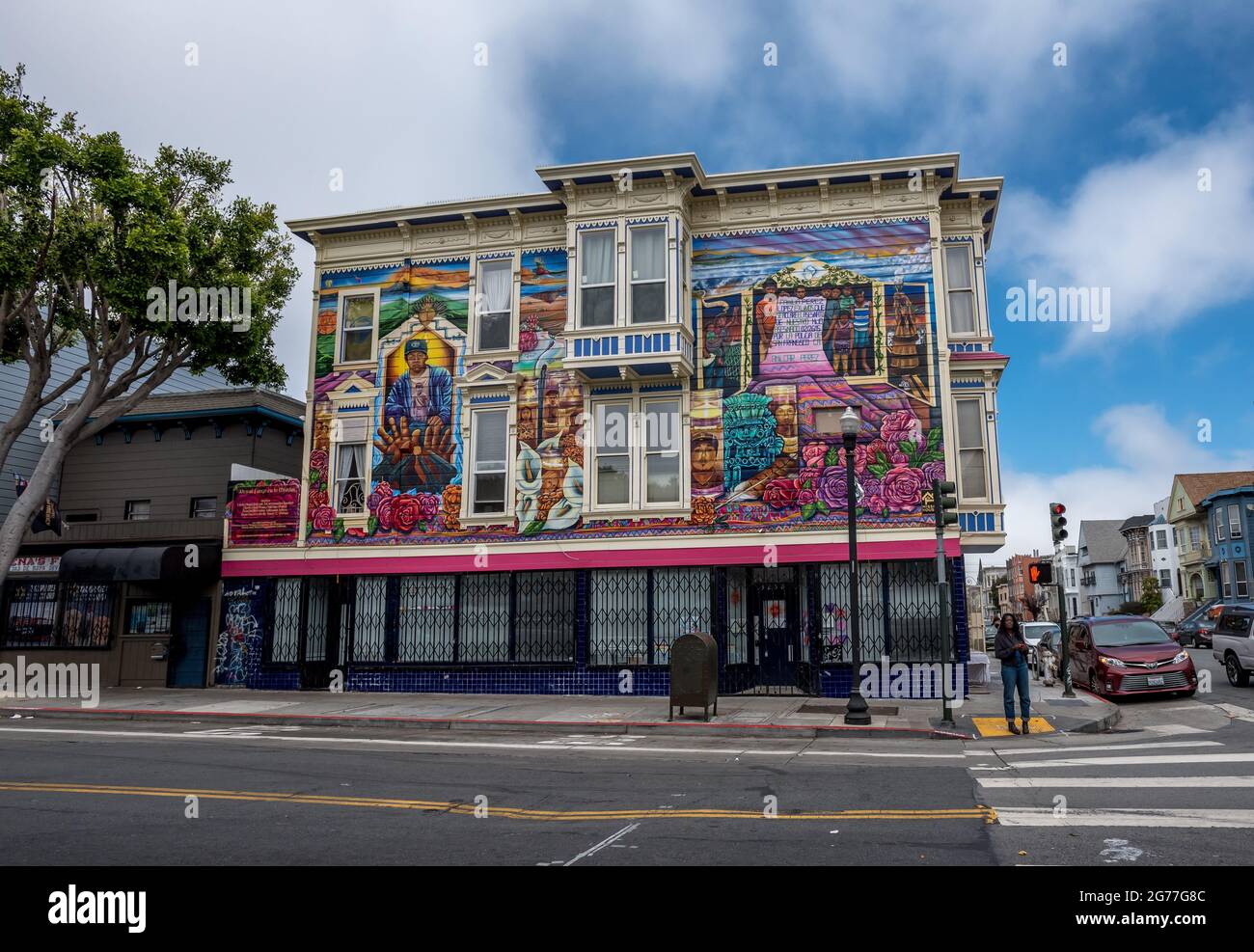 Wandgemälde zu Ehren von Amilcar Lopez Perez, einem von der Polizei getöteten Teenager aus Guatemala. Mit dem Titel Alto al Fuego en La Misón (Waffenruhe in der Mission), San Francisco. Stockfoto