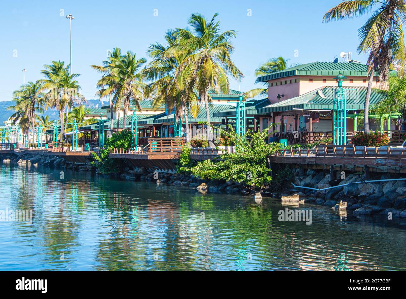 Blick auf die Promenade von La Guancha vom Wasser aus. Ponce, Puerto Rico, USA. Stockfoto