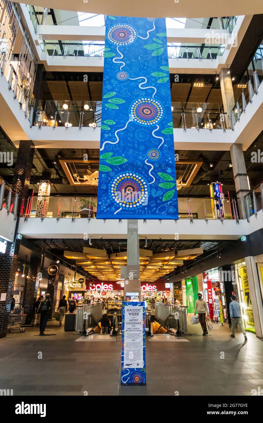 Artwork NAIDOC Week im Westfield Broadway Shopping Center während der Sperre in Sydney Stockfoto