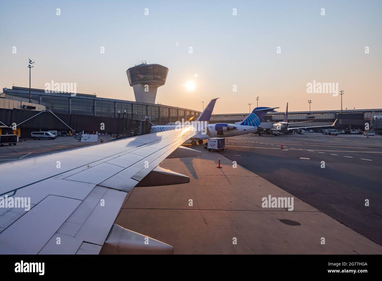 New York, 7. JUL 2021 - Blick bei Sonnenuntergang auf den Newark Liberty International Airport Stockfoto