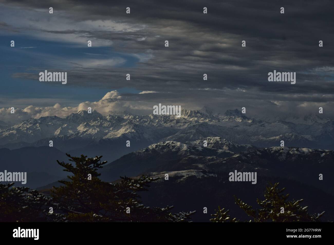 BERGE BEDECKEN SICH VON WOLKEN Stockfoto