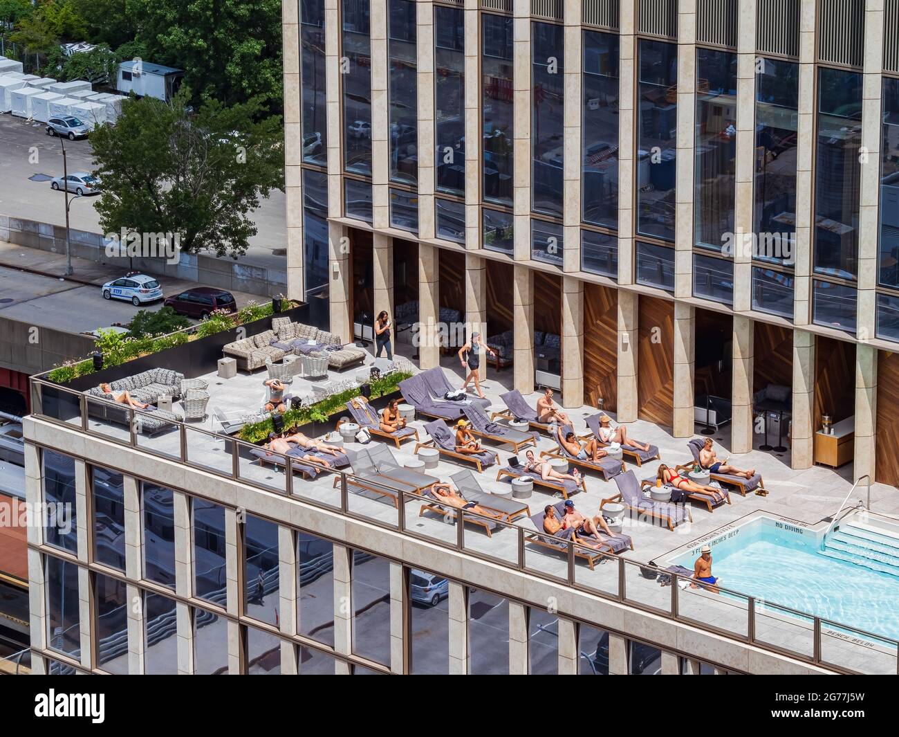 New York, 4. JUL 2021 - Sonniger Blick auf das Equinox Hotel New York mit Swimmingpool Stockfoto