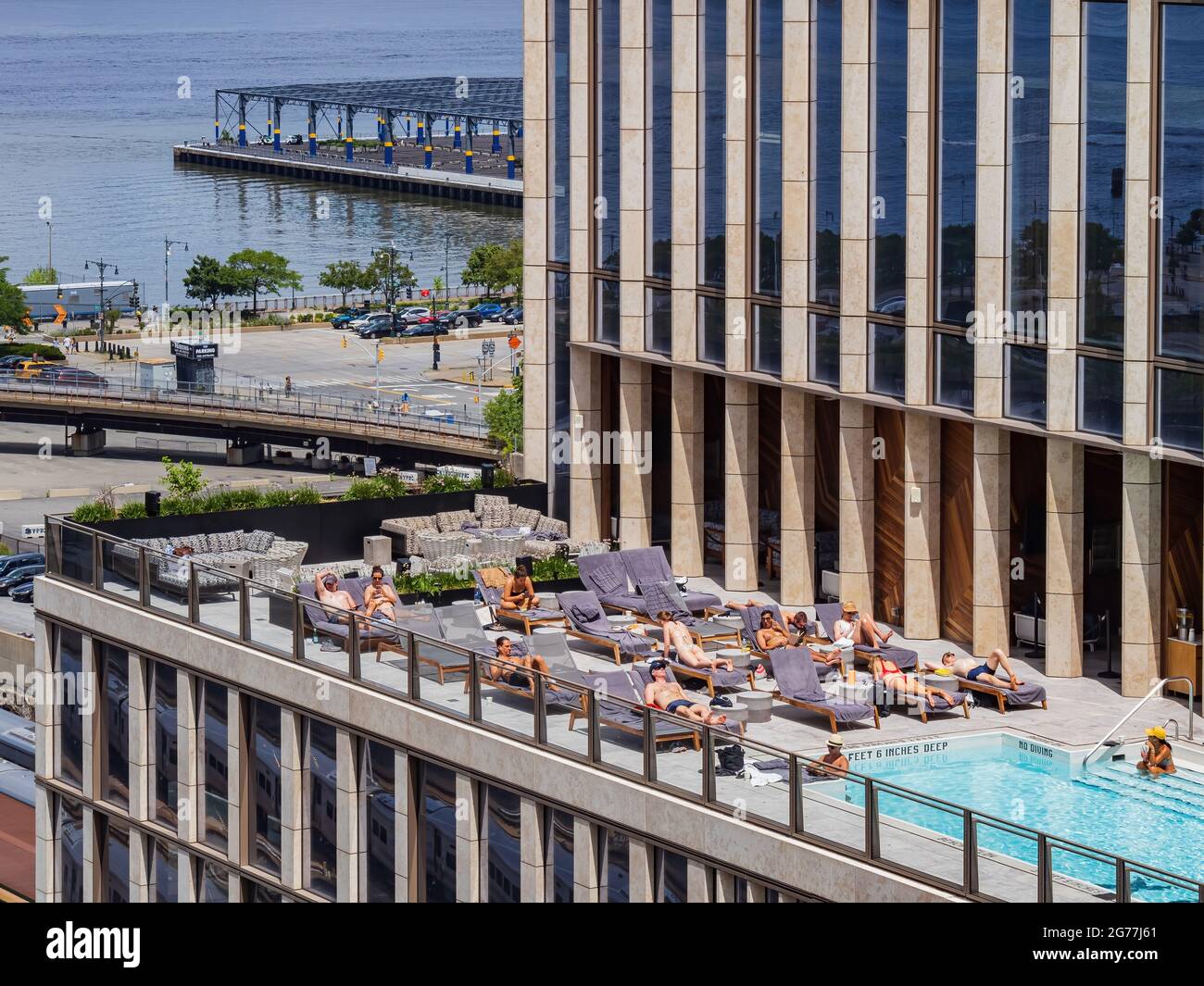 New York, 4. JUL 2021 - Sonniger Blick auf das Equinox Hotel New York mit Swimmingpool Stockfoto