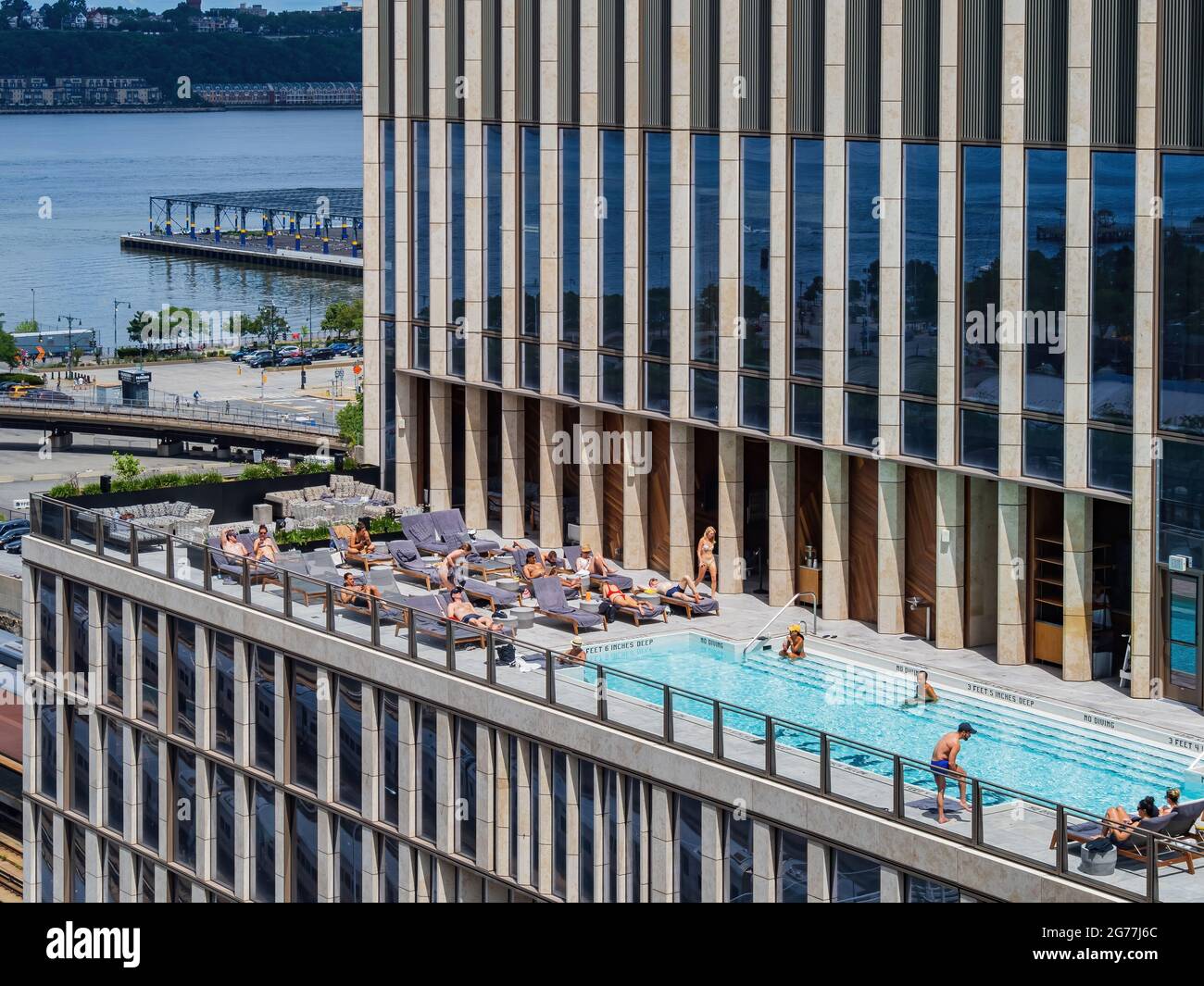 New York, 4. JUL 2021 - Sonniger Blick auf das Equinox Hotel New York mit Swimmingpool Stockfoto