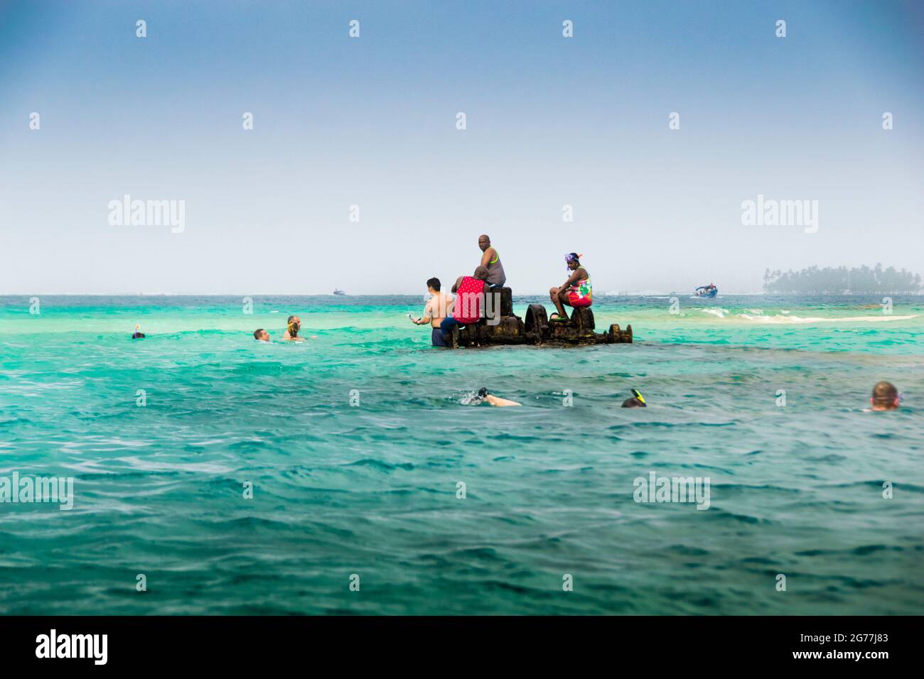Menschen, die in versunkenen Schiffen auf einer karibischen Insel nahe der Küste Panamas schnorcheln. Klares Wasser und Leute schnorcheln. Stockfoto