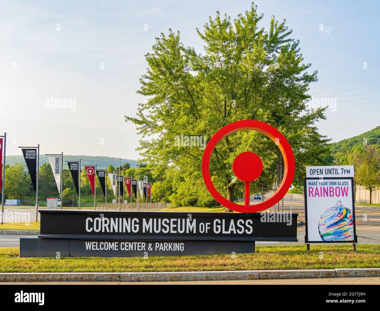 New York, 6. JUL 2021 - Außenansicht des Corning Museum of Glass Stockfoto