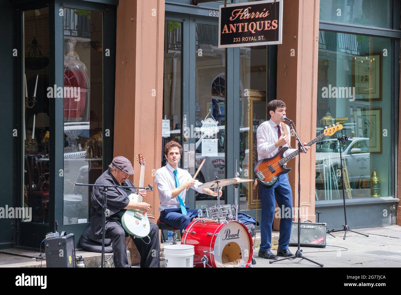 NEW ORLEANS, LA, USA - 4. JULI 2021: Straßenmusiker spielen Blues auf der Royal Street Stockfoto