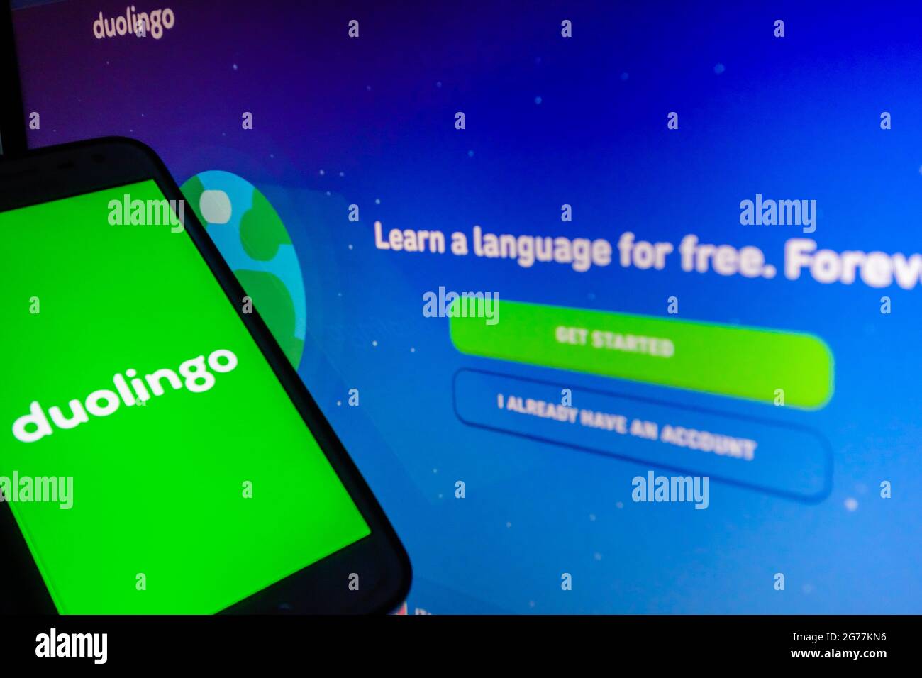 SAO PAULO, BRASILIEN - 01. Juni 2021: Smartphone mit Duolingo-App-Logo auf dem Bildschirm. Verschwommener Hintergrund mit Duolingo Website Stockfoto